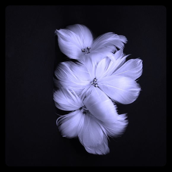 Handmade feather and bling flower bridal hair comb - Picture 1 of 3